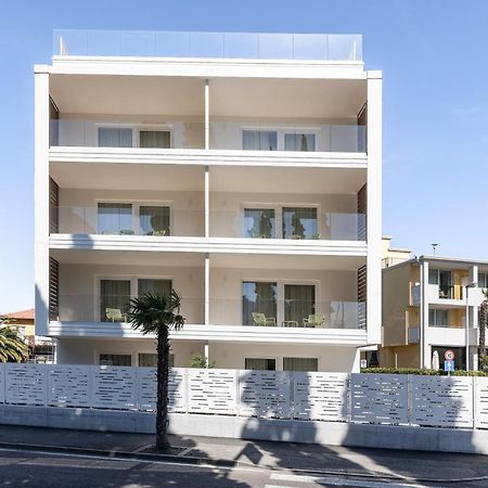 ريفا ديل غاردا Lake Side Suites المظهر الخارجي الصورة