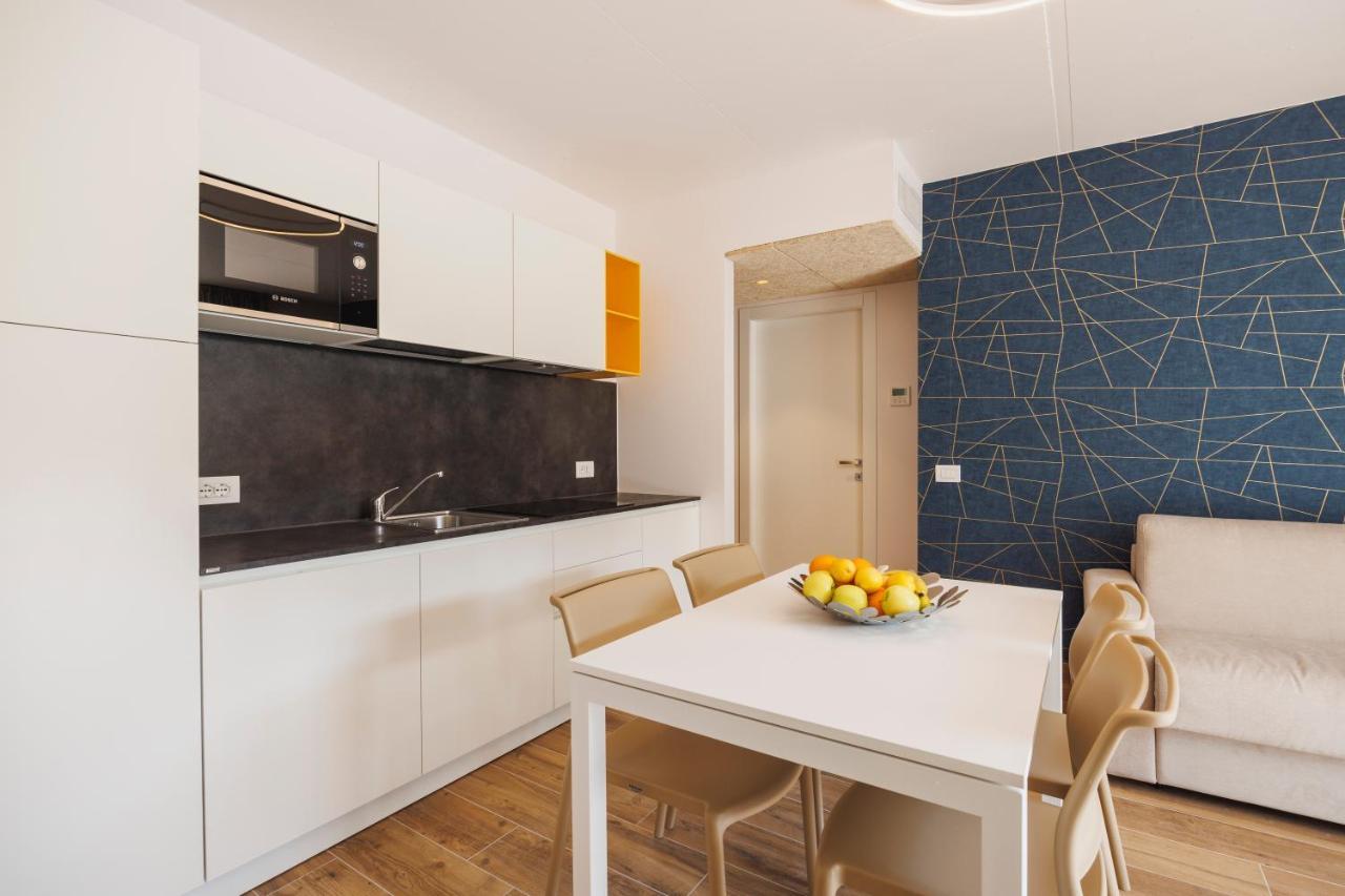 ريفا ديل غاردا Lake Side Suites المظهر الخارجي الصورة