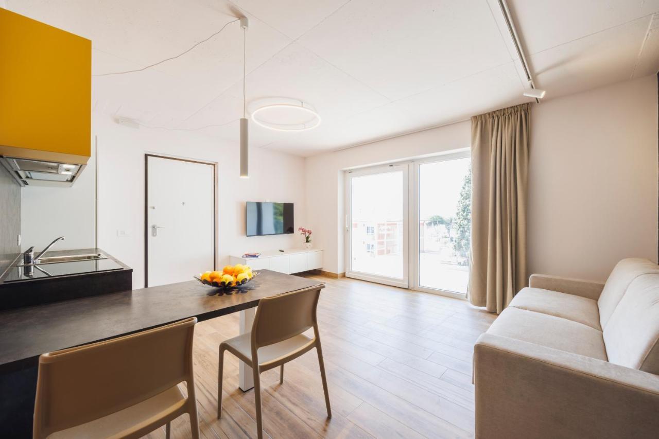 ريفا ديل غاردا Lake Side Suites المظهر الخارجي الصورة