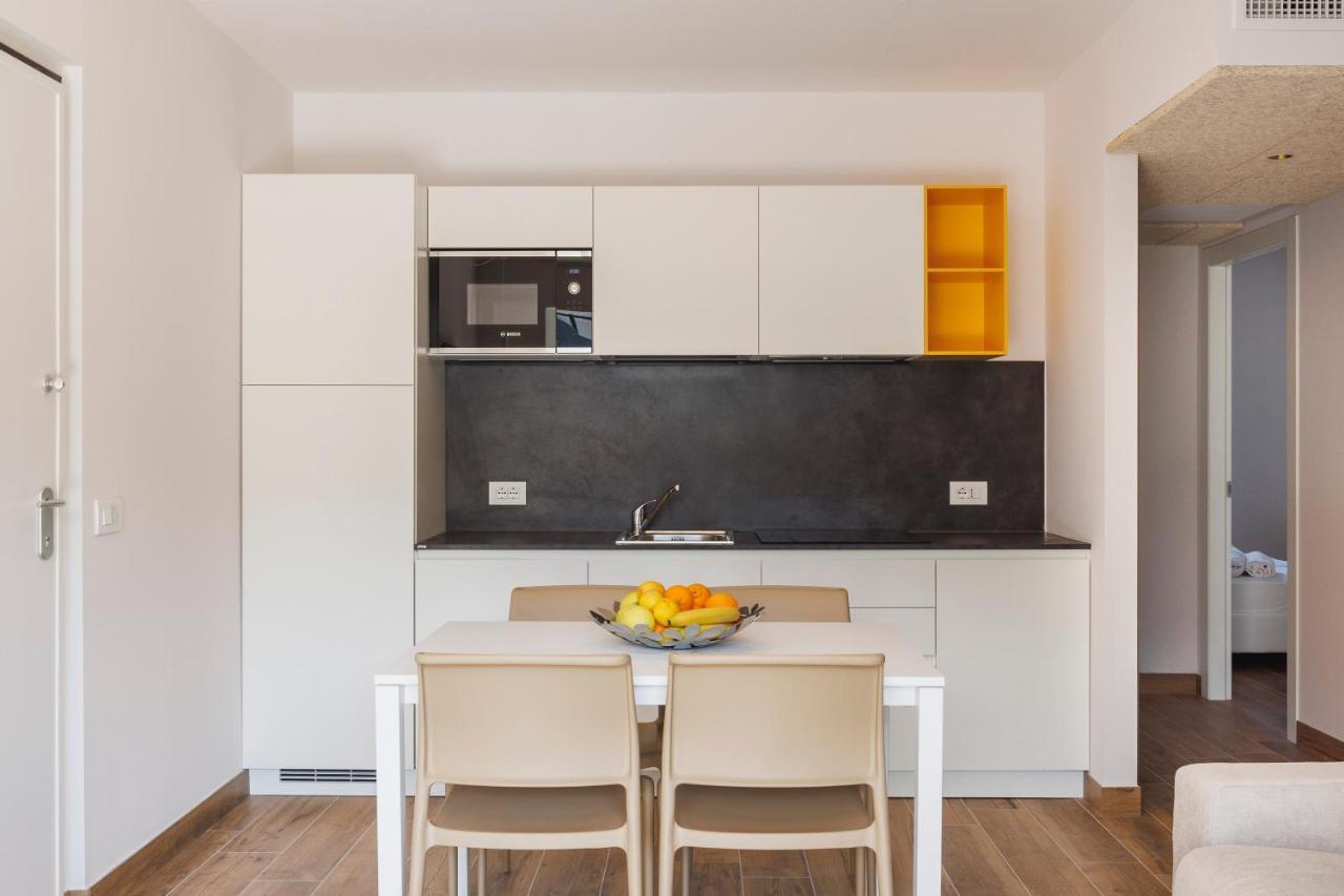 ريفا ديل غاردا Lake Side Suites المظهر الخارجي الصورة