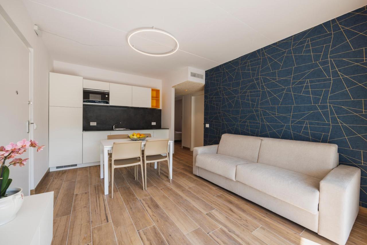 ريفا ديل غاردا Lake Side Suites المظهر الخارجي الصورة