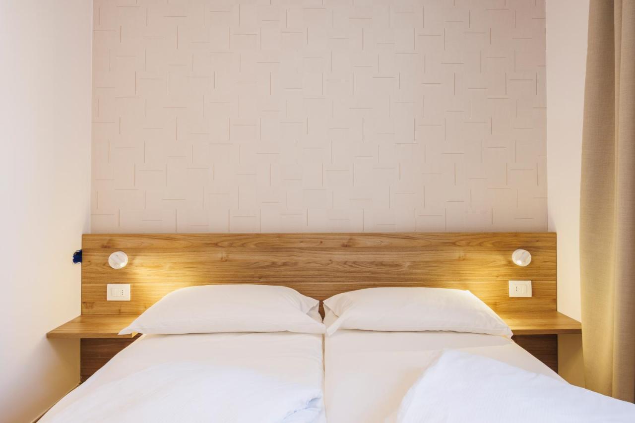 ريفا ديل غاردا Lake Side Suites المظهر الخارجي الصورة