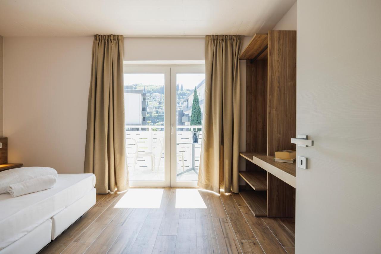 ريفا ديل غاردا Lake Side Suites المظهر الخارجي الصورة