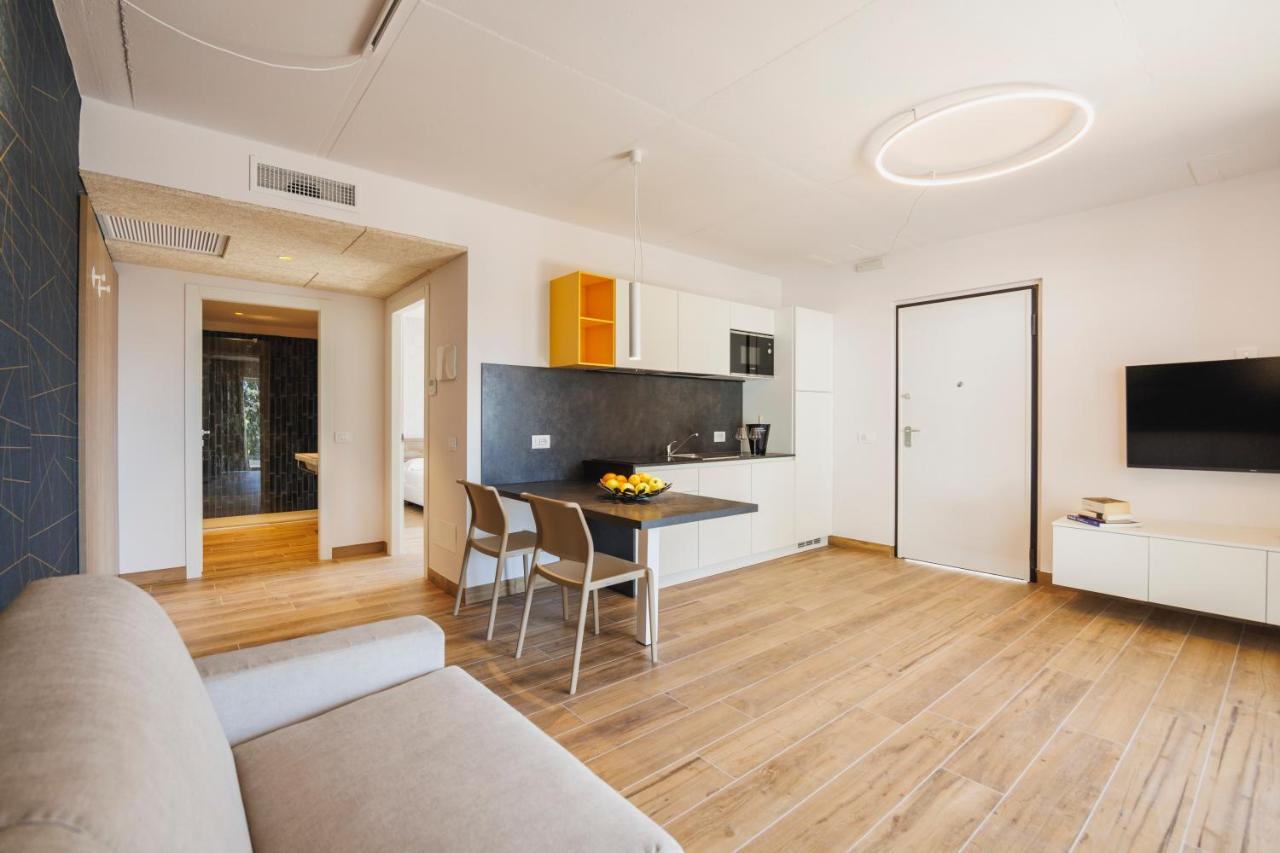 ريفا ديل غاردا Lake Side Suites المظهر الخارجي الصورة