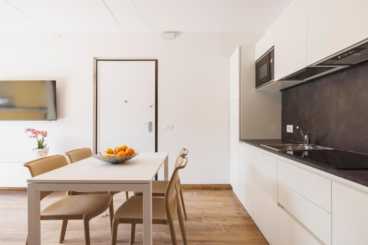 ريفا ديل غاردا Lake Side Suites المظهر الخارجي الصورة