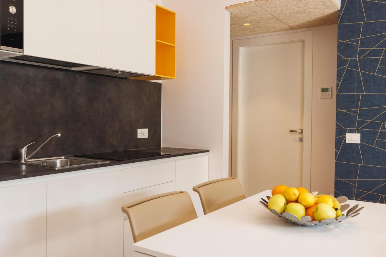 ريفا ديل غاردا Lake Side Suites المظهر الخارجي الصورة