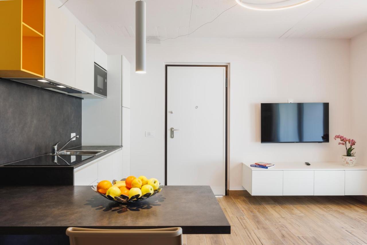 ريفا ديل غاردا Lake Side Suites المظهر الخارجي الصورة