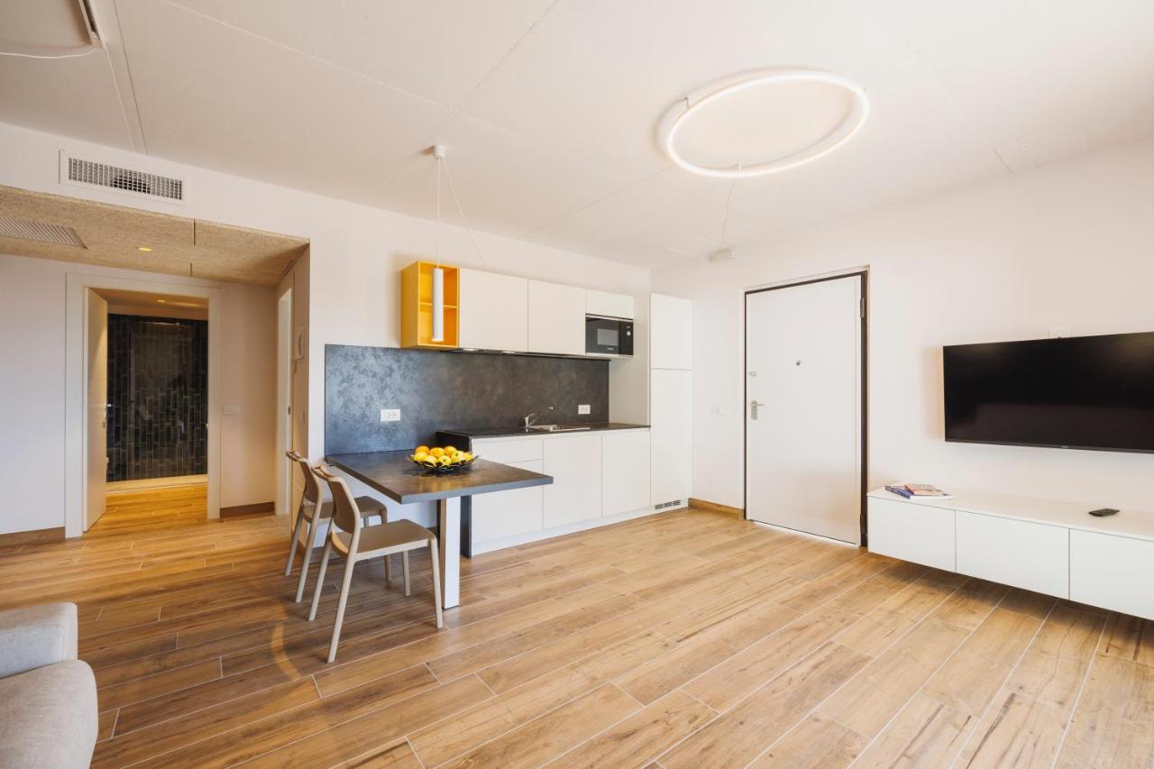 ريفا ديل غاردا Lake Side Suites المظهر الخارجي الصورة