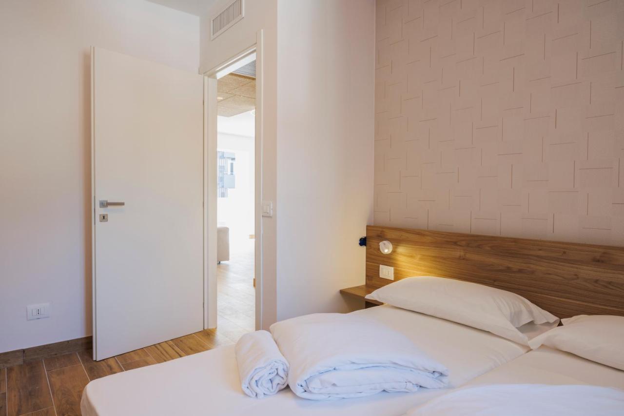 ريفا ديل غاردا Lake Side Suites المظهر الخارجي الصورة