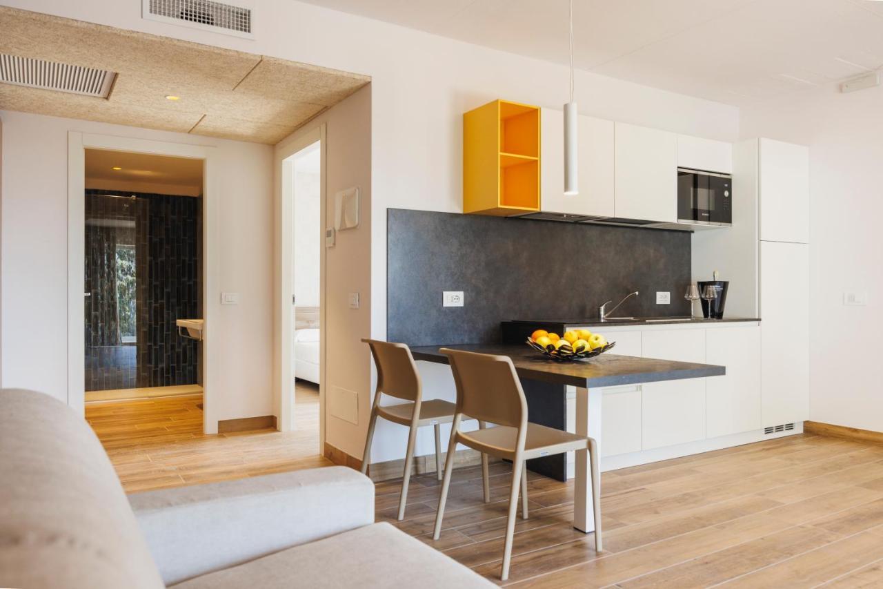 ريفا ديل غاردا Lake Side Suites المظهر الخارجي الصورة