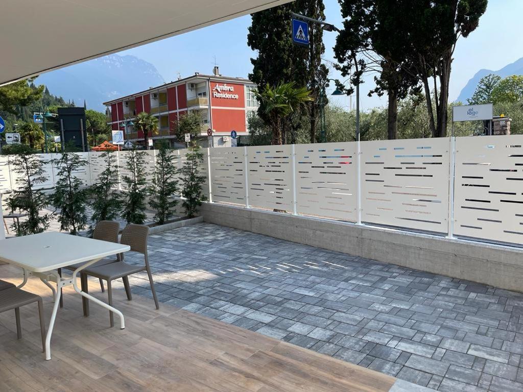ريفا ديل غاردا Lake Side Suites المظهر الخارجي الصورة
