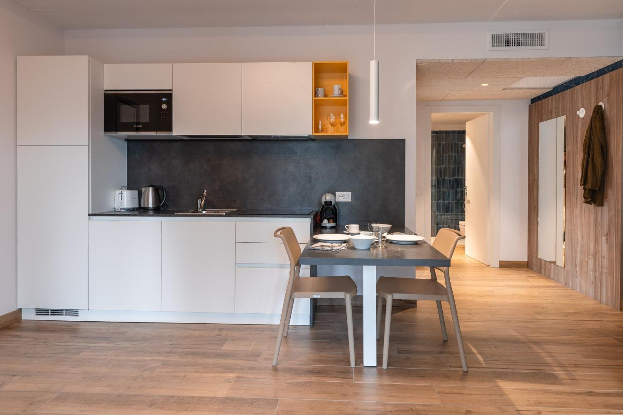 ريفا ديل غاردا Lake Side Suites المظهر الخارجي الصورة
