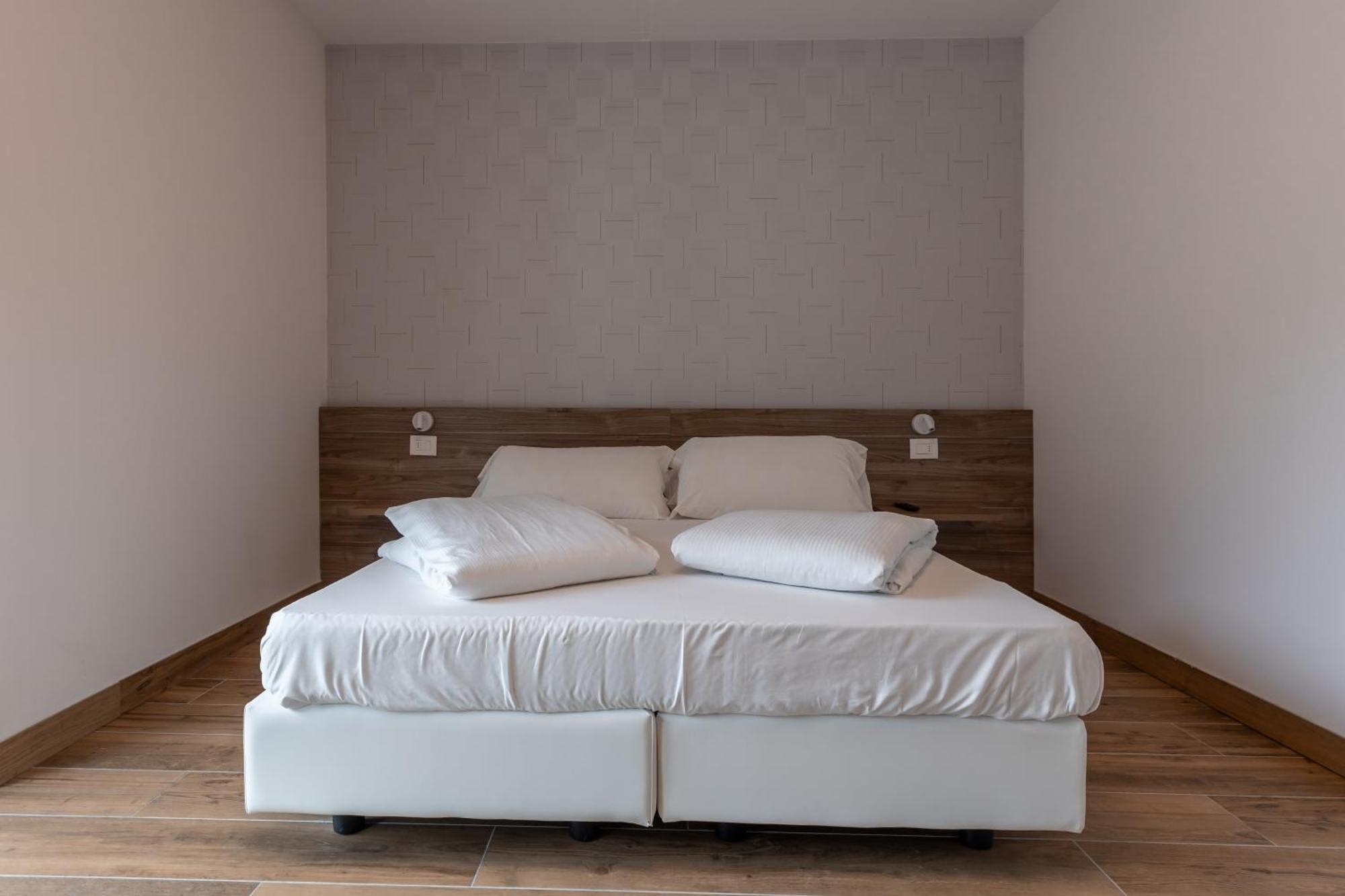 ريفا ديل غاردا Lake Side Suites المظهر الخارجي الصورة
