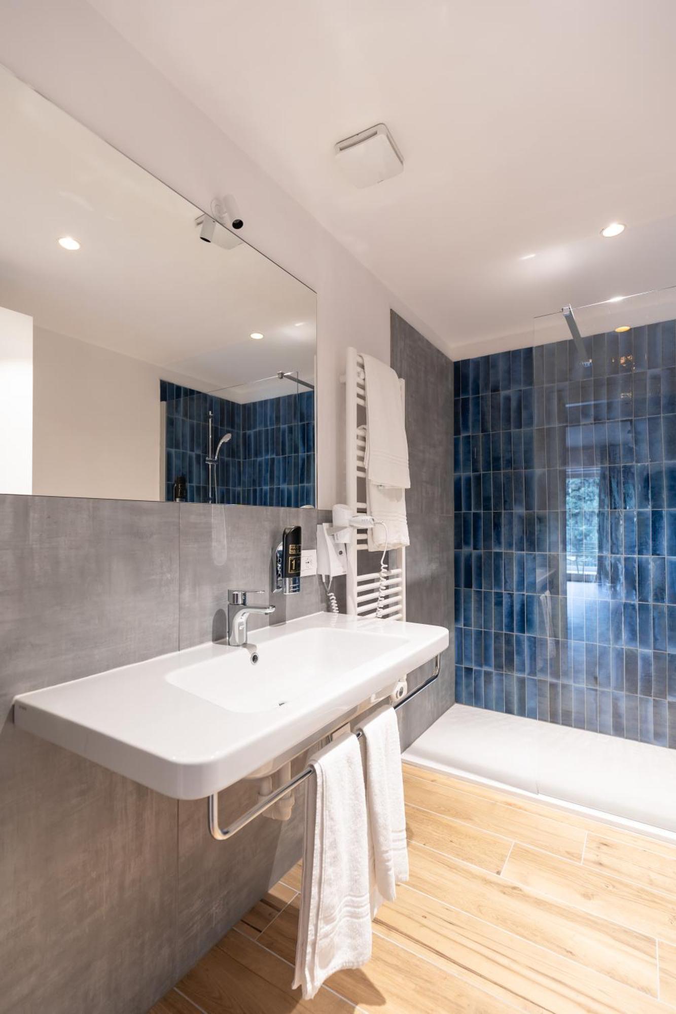 ريفا ديل غاردا Lake Side Suites المظهر الخارجي الصورة